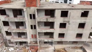 Karacabey'de 30 yıldır tamamlanmayı bekleyen bina mahalleliyi tedirgin ediyor
