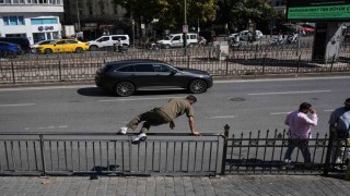 Karaköyde yayaların bariyerlerle imtihanı, alt geçit var, kısa yol yok