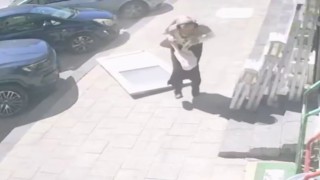 Karamanda kaldırımda yürüyen kadının üzerine PVC kapı düştü