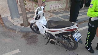 Karaman'da otomobilin kapısına çarpan motosiklet devrildi: 2 yaralı