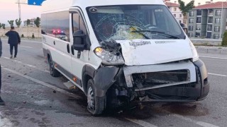 Karaman'da servis minibüsleri çarpıştı: 1 yaralı