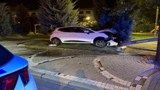 Karşı yola geçen otomobil elektrik direğine çarparak durabildi