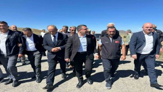 Karsta köy yolları silindirle sıkıştırılmış betonla yenileniyor: Bulanıkta 5 kilometre tamamlandı
