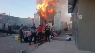 Kars'ta nakliye kamyonu alev alev yandı: Ev eşyaları kullanılamaz hale geldi