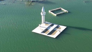 Karsta sular çekildi, eski köy ortaya çıktı