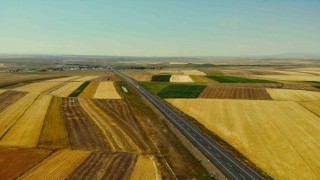 Karsta tarım arazileri havadan görüntülendi: Tarlalar halı ve kilim desenlerini aratmadı