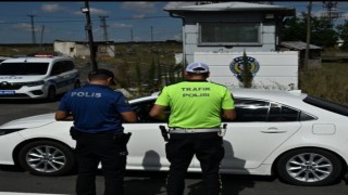 Karsta trafik ekiplerinden karayollarında sıkı denetim: Hızınızı düşürün, kemerinizi takın