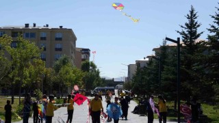 Karsta uçurtmalar Gazzedeki çocuklar için havalandı: Gökyüzü çocuklara kalsın