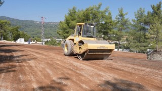 Kaş'ın üç mahallesini bağlayan 16 kilometrelik yol asfaltlanıyor