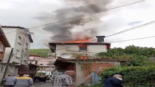 Kastamonu'da iki katlı ev alev alev yandı