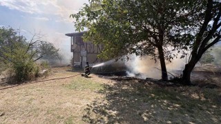 Kastamonuda örtü yangını bağ evlerini küle çeviriyordu