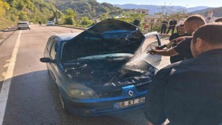 Kastamonu'da seyir halindeki otomobilde çıkan yangını itfaiye söndürdü