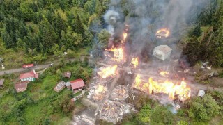 Kastamonu'daki köy yangınına müdahale sürüyor: 8  ev yanıyor