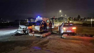 Kavşakta çarpışan 2 araç adeta hurdaya döndü: 3 yaralı