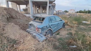 Kavşakta çarpışan araçlar savruldu: 2 yaralı