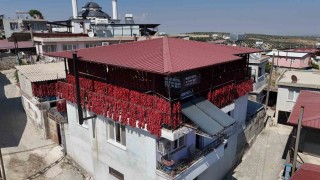 Kavurucu sıcakta tek tek ipe dizilen dolmalık acı biberler, mahalledeki balkonları kırmızıya bürüdü