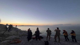 Kayalıklarda mahsur kalan genç kız kurtarıldı
