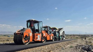 Kayseri Büyükşehir, Develide sıcak asfalt çalışmalarına başladı