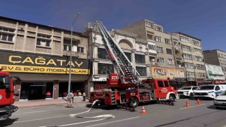 Kayseride avize imalathanesinin çatısında çıkan yangın söndürüldü