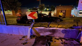Kayseride bir garip kaza: Kaldırımdan seken otomobil 1 metrelik duvarı aştı