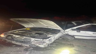 Kayseride hafif ticari araçla otomobil kafa kafaya çarpıştı: 2 yaralı