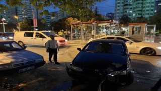 Kayseri'de otomobil tramvay durağına çarptı: 1 yaralı
