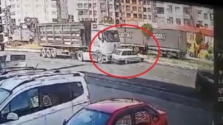 Kayseri'de tırla çarpışan otomobilin takla attığı kaza kamerada