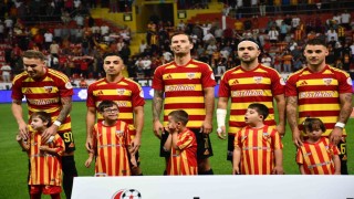 Kayserispor-İstanbulspor maçı seramonisinde Down sendromlu minik kalpler vardı