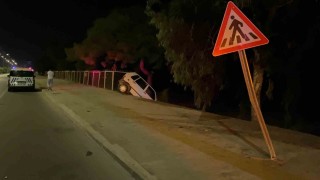 Kaza yapan otomobil asılı kaldı: 2 yaralı