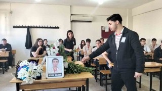 Kazada hayatını kaybeden Selçuk'un sırasına arkadaşları çiçek bıraktı