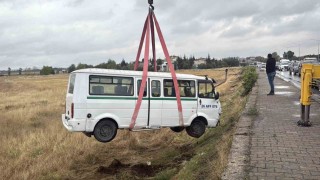 Kazaya karışan minibüs tarlaya uçtu, 1 kişi yaralandı