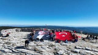 Kazdağlarının zirvesinde bayrak yürüyüşü
