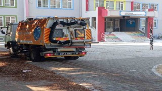 Kemerde okul bahçelerinde yeni eğitim yılı öncesi temizlik çalışması