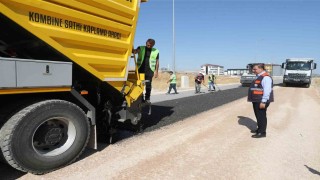 Kendi asfaltını üretip kendi yolunu yapıyor