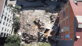 Kentsel dönüşüm yıkımında çöken beton blok iş makinesinin üzerine devrildi