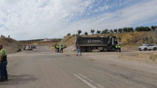 Kilis'te kamyon ile hafif ticari araç çarpıştı: 3 ağır yaralı