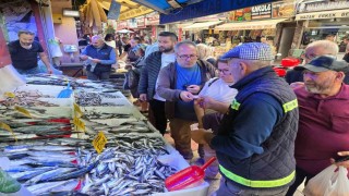 Kiloluk palamut 90 TL'ye düşünce vatandaş tezgahlara akın etti