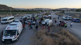 Kırıkkale'de işçi servisi ile otomobil çarpıştı: 14 yaralı