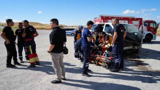 Kırıkkalede minibüs ile otomobil çarpıştı: 1i ağır, 6 yaralı