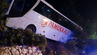 Kırkağaç'ta yolcu otobüsü kaza yaptı: 18 yaralı