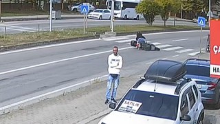 Kırmızı ışığı son anda fark etti, motosikletten düştü