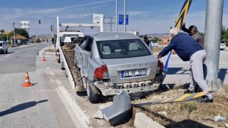 Kırmızı ışıkta durmadı, iki otomobile çarptı: Ehliyetine 2 ay el konuldu