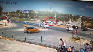 Kırmızı ışıkta geçen araca motosikletin çarpma anı kamerada: 2 yaralı