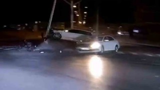 Kırmızı ışıkta geçen otomobilin kazası güvenlik kamerasında: 3 yaralı