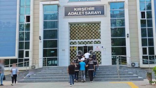 Kırşehirde iş yerine çağırdıkları kişileri dövüp gasp ettikleri iddiasıyla 4 şüpheli tutuklandı