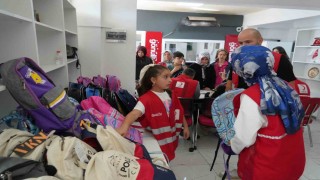 Kızılay Palandökenden öğrencilere çanta ve kırtasiye desteği