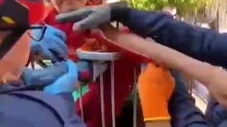 Koluna korkuluk demiri saplanan çocuk hastaneye kaldırıldı