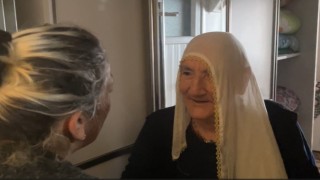 Komşularının ulaşamadığı yaşlı kadın koltuğun üzerinde uyurken bulundu