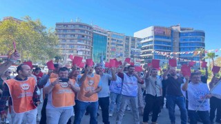 Konak Belediyesi işçilerinden 'kırmızı kart'lı eylem