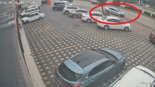 Kontrolden çıkan araç önce kamyonete, sonra park halindeki araçlara çarptı